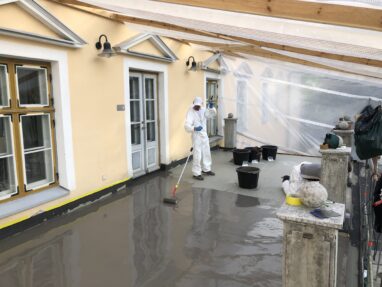 Vihula Mõisa katuseterrassi remonttööd vedelplastiga ajutise varikatuse all.