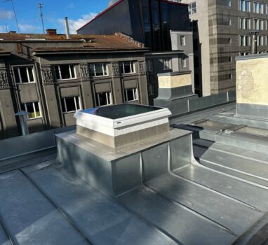 Valtsplekk-katusel oleva katuseakna tihendamine vedelplastiga